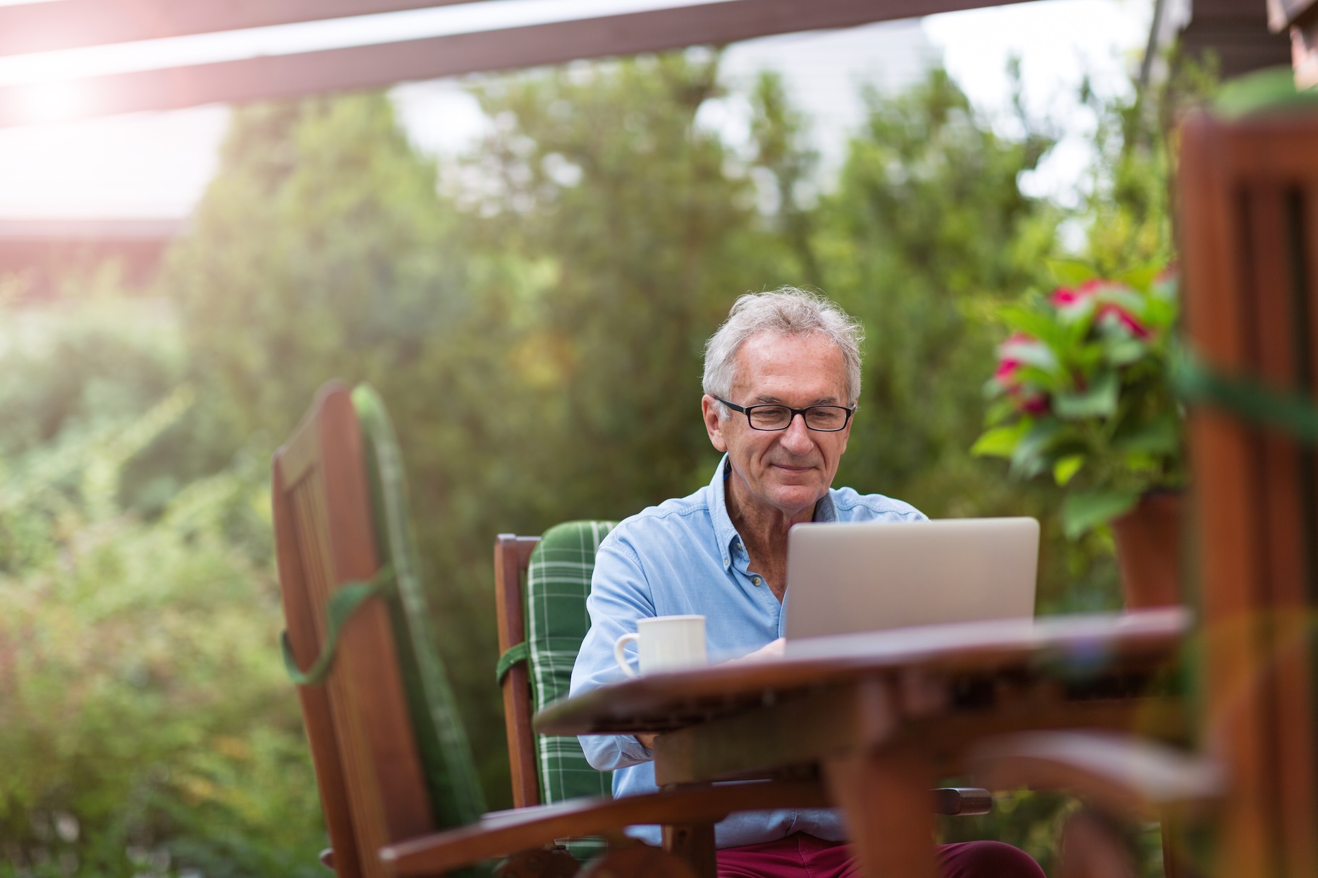 Man using a laptop, how long does the Canadian boating license take concept.